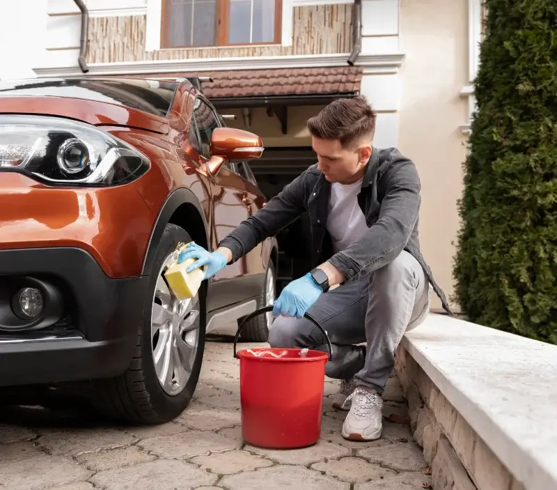 Lavage auto à domicile Neuville-de-Poitou : professionnel intervenant sur un véhicule